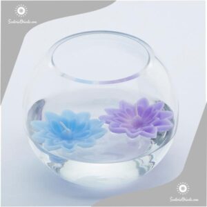 vela floantante irupe dentro de un bol de vidrio en color celeste lila blanco