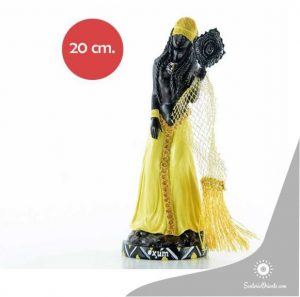 imagen de oxum pintada de marron y su vestido de amarillo con velo de tela y flecos amarillos con espejo en la mano