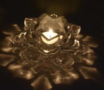 portavela flor de loto en vidrio encendida